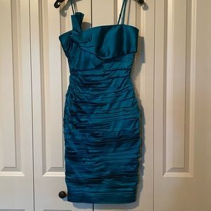 Calvin Klein, casual-elegant midi dress. Size 6. Great condition. Emerald satin.
